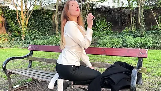 Liz Rainbow açık havada flor de oliva puro içiyor