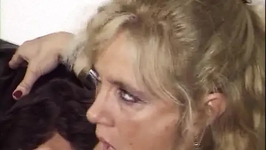 Puszczalska blondynka niemiecka milf jedzie dwa kutasy w trójkącie DP