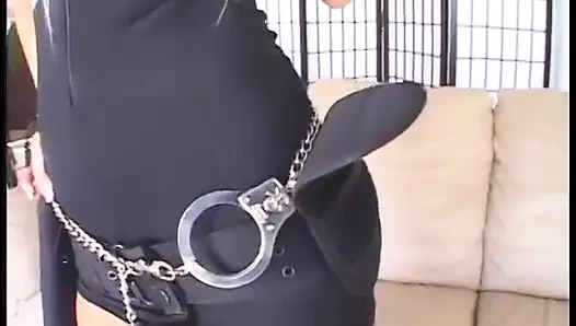 Muhteşem polis memuru Britney Skye erkek arkadaşından ünlü yarış arabası sürücüsüne dölünü büyük kavunlarına bırakmasını istedi