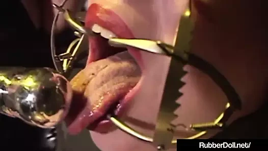 Lateks sevgilisi rubberdoll mina miyav üzerinde çılgın esaret gerçekleştirir!