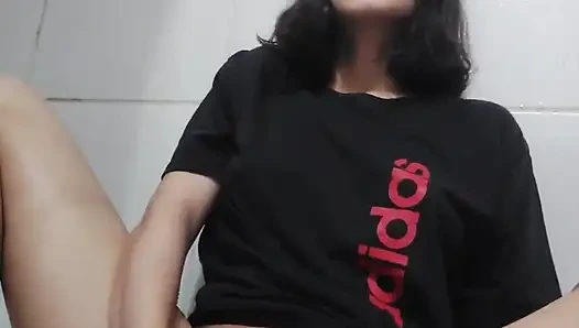 Güzel kız kocasının banyosunda dev bir dildoyla seks yapıyor