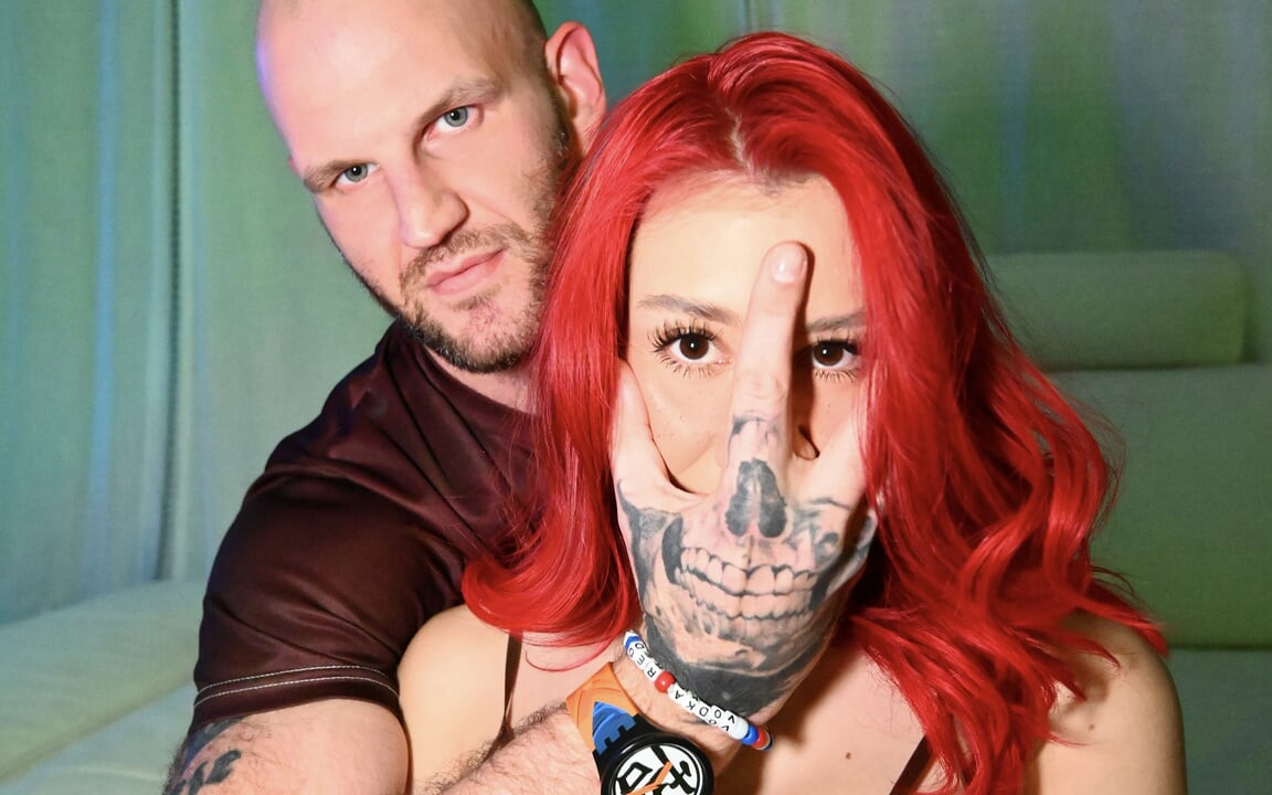 Kızıl saçlı zoey di giacomo dj'in odasına giriyor ve sert sikiliyor