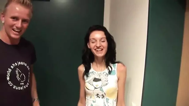 Sıska esmer sürtük kamera önünde teşhirci sikişmeye açık