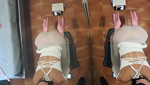 MILF bir sandalyeye bağlanıp ağzı ve vajinasını sikiştirdi