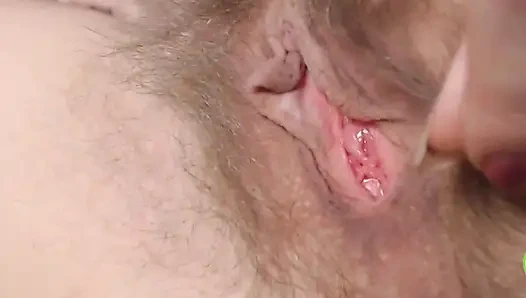 Kıllı orta yaşlı seksi kadın büyük amını ve göt deliğini açıyor ve gösteriyor