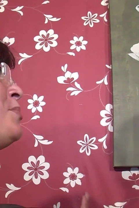 İri güzel kadın seks uzmanı boşalma krizinde çiftleri nasıl sikeceklerini biliyor - 1