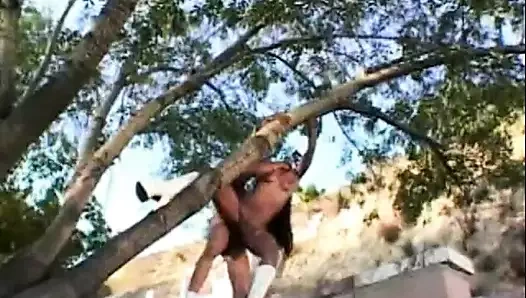 Ateşli zenci sürtük sıkı amına büyük yarak alıyor