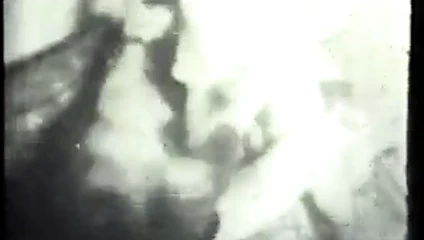 Kinky esmer sürtük vuruş ve deepthroats bir kalın beyaz horoz