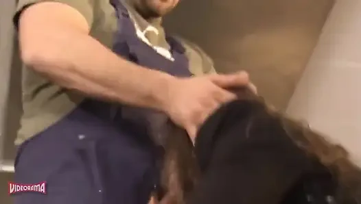 MILF iki anal bıçaklayıcı tarafından sert şekilde yakalanıyor