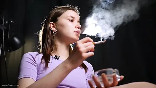 18 yaşındaki kız iki güçlü mantar sigarası içiyor