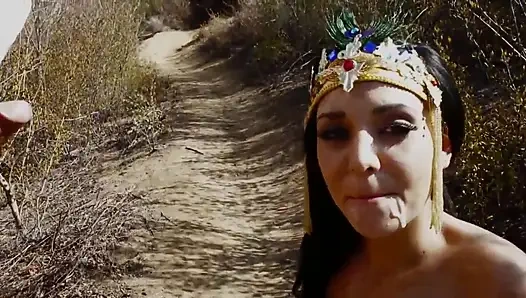 Ateşli esmer açık havada yarak emmeyi seviyor