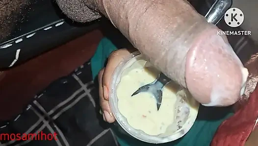 Köyün baldızı süte krem koyuyor ve arazinin ağzına koyuyor.