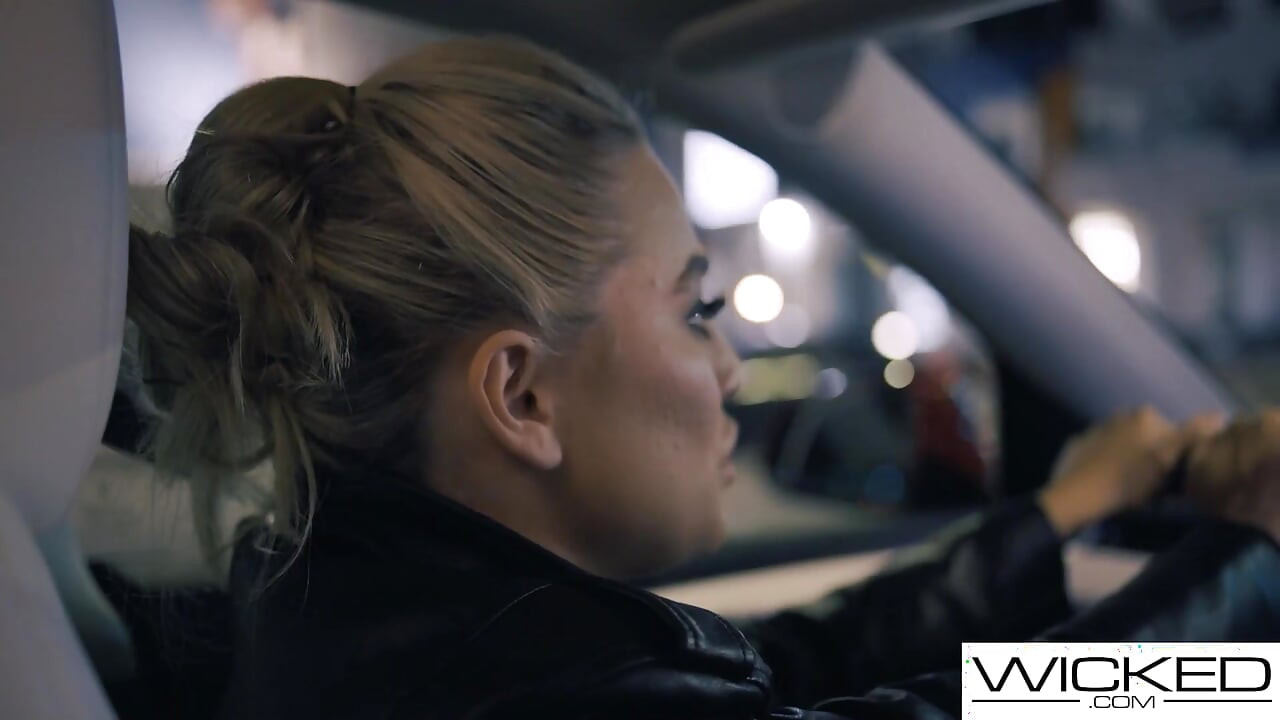 Uber sürücüsü Blake Flower müşterisini sikmek için eve götürüyor