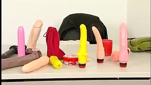 Kıllı amcıklı edepsiz olgun amcığını oynuyor
