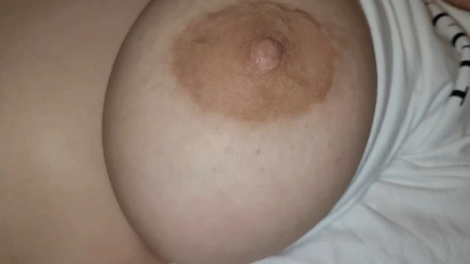 Üvey kız kardeşim ebeveynleri evde yokken büyük göğüsleriyle oynamama izin veriyor