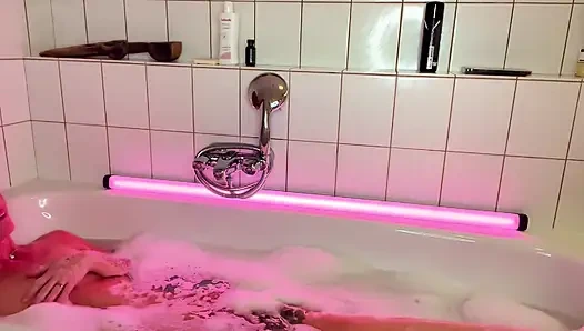Sarışın orta yaşlı seksi kadın, ateşli latin ve yaşlı adamla üçlü yumruk sokma