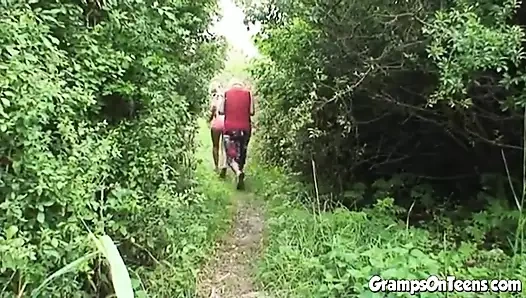 Sarışın genç kız yaşlı kızı sikiyor