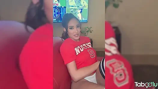 Amatör üniversiteli kız futbol izlerken sikişiyor - chloe amour