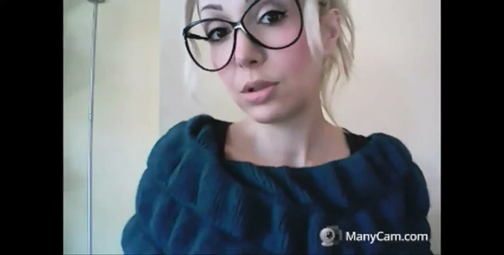 Chantal'ın sahilde bile ağzı açıkken sınırı ve geğirmesi