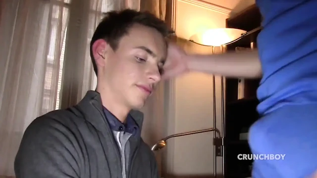 Genç ibne heteroseksüel prezervatifsiz sikiliyor Tim Cosla