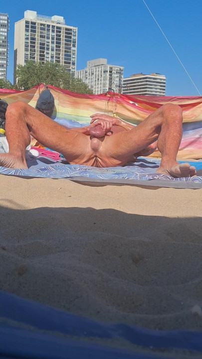 Key West'te plajda yarağını okşayan