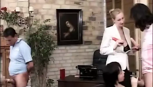 Grup seks, azdırılıp sikilmeye karşı koyamayan ve dölle dolu orta yaşlı seksi kadınlarla grup seks partisine dönüştü