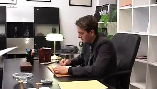 Sekreter düzeltme yapmak için geç kalıyor ve patron tarafından sikiliyor.