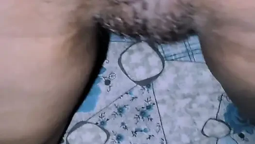 Пуя положил руку в киску своей жены и ввел огурец горячий.