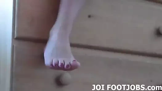 Sikini okşarken ayaklarıma bak