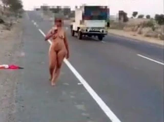 Latin kız yolda çıplak yürüyüş