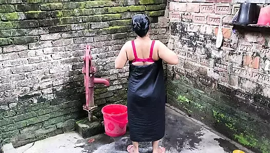 Üvey büyük kız kardeşimin banyo yaparken olduğunu görüyorum, ona sarıldım ve onu odama götürdüm ve sikişmeye başladım