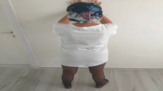 Başörtülü ve seksi beyaz elbiseli Türk kadını – fetiş