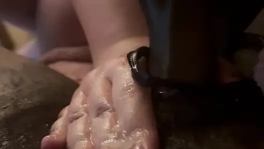 Beyaz kız büyük zenci yarağını sağıyor
