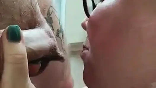 Gözlüklü kaltak ağzından sikiliyor ve spermle dolduruyor