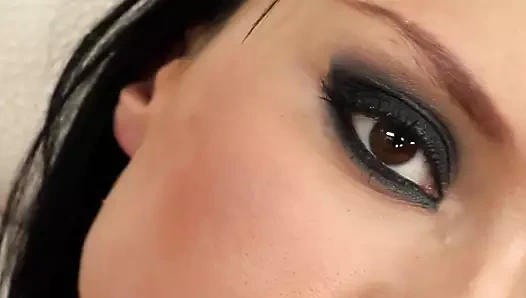 Tina muhteşem Çek esmer, tamamen doğal, güzel amcık, çizmeler ve iç çamaşırı, anal mastürbasyon solo