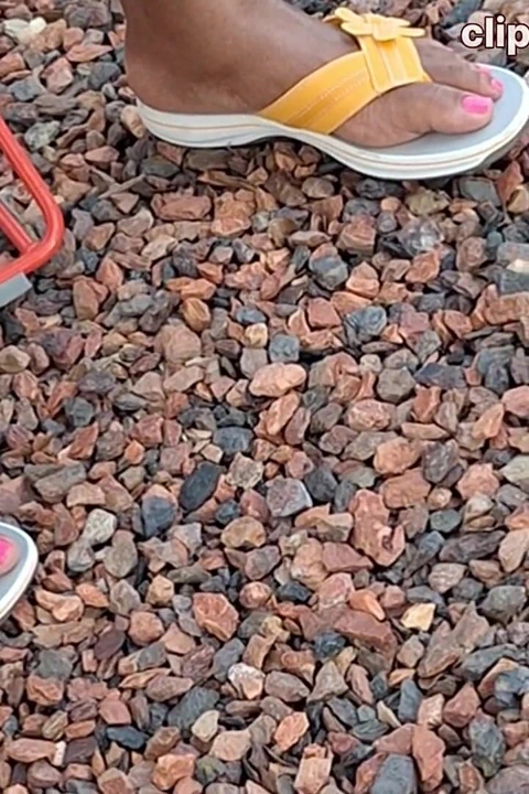 Zenci orta yaşlı seksi kadın parlak kalçalı bacaklar ve güzel pembe ayak parmakları