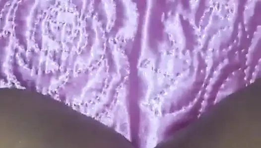 Porno kız külotlu çorapla mastürbasyon yapıyor ve bakış açısıyla inliyor