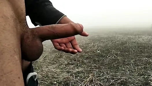 Açık alanda büyük yarak gösteriyor