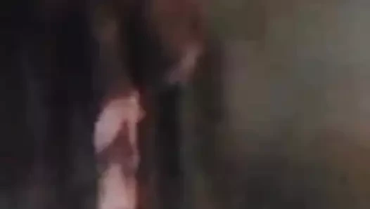 Görüntülü görüşmede klitorisini parmaklıyor ve ovuyor ıslak amcık zenci