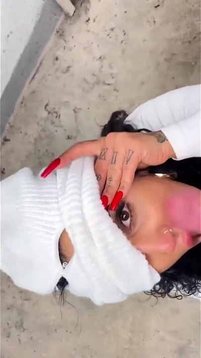 Balaclava'da maskeli orta yaşlı seksi kadın kalın yarağa tapıyor ve boşaltıyor