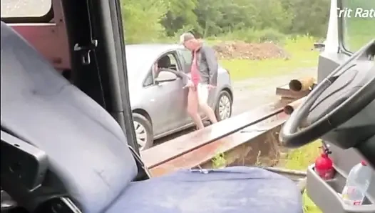 Kapı açıkken, gösteriş yapıyorum. Bir domuz geçerken bana bakıyor.