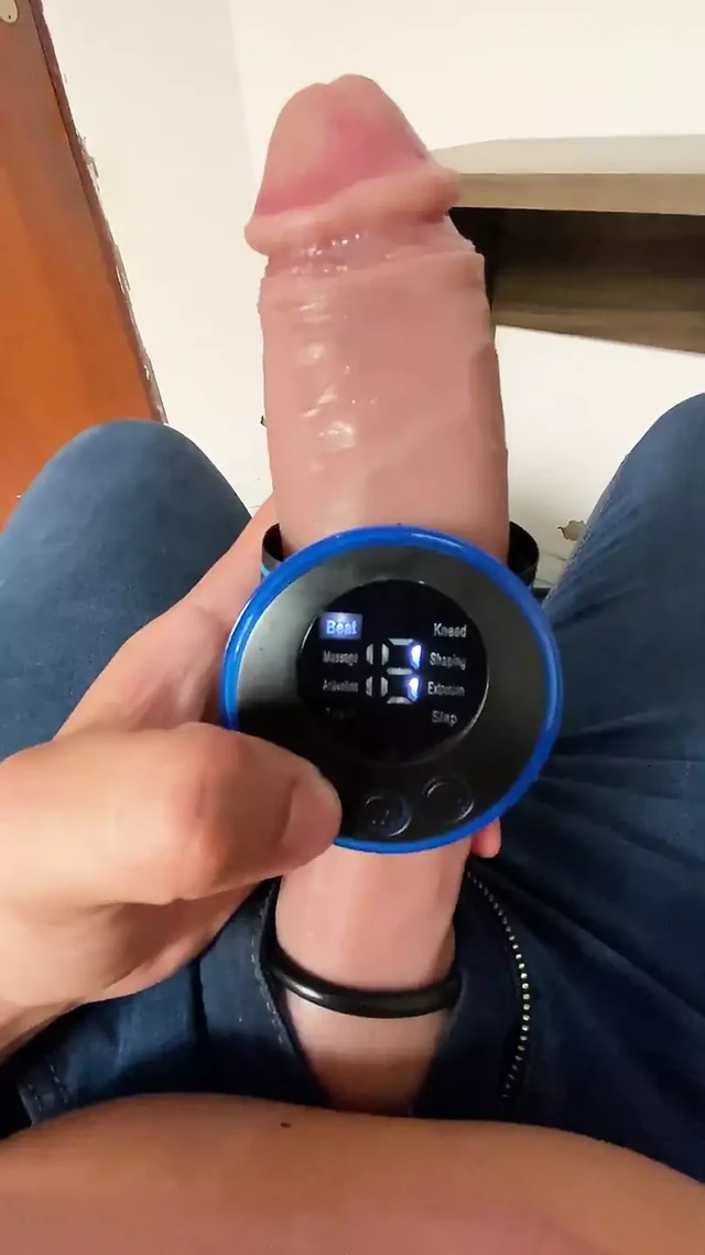 Orgazm aramak için büyük ve kalın yarağıma masaj yapıyor