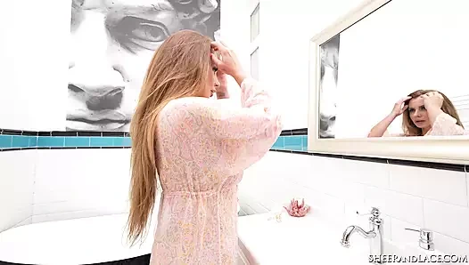 Dorothy siyah büyük memeli yağlanmış külotlu çorap mastürbasyon yapıyor