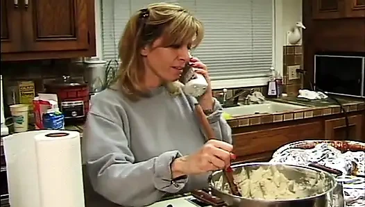 Ateşli esmer ve sarışın kızlar yoğun parmaklama seanslarında