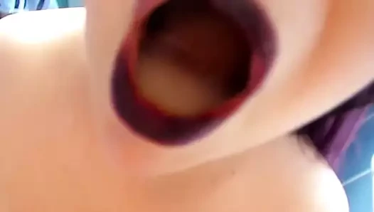 Orta yaşlı seksi kadın döl içiyor