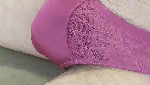 Sevgilimin iç çamaşırlarını giydim ve çok geldim