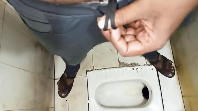 Hintli oğlan evli kadın ofis odasında öpüşüyor seks videosu