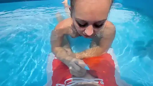 Sakso, halka açık havuzda elle muamele