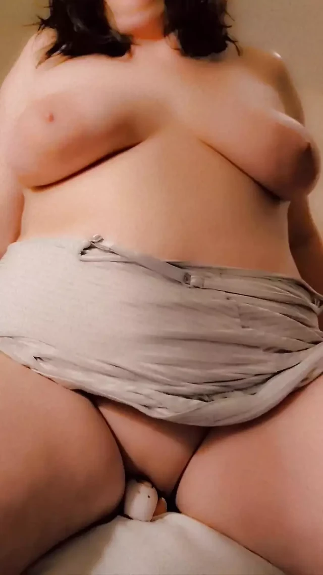 Трахаю мой дилдо на стороне моей кровати