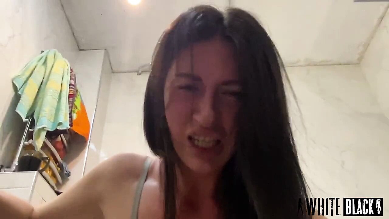 Güzel milf verir dışarı bir harika oyuncak üzerinde horoz